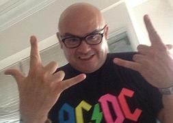 El cura rockero, tras un concierto. / RC