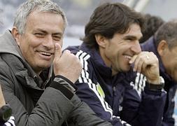 Mourinho (i) y Karanka, durante un partido del Real Madrid. / Joseba Etxaburu (REUTERS)