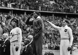 Jesse Owens, junto al japonés Naoto Tajima y el aleman Lutz Long, en el podio de la prueba de salto de longitud de los Juegos de Berlín. / Archivo