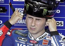 Lorenzo se pone el caso antes de salir a un entrenamiento. / Manuel Bruque (Efe)