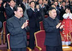 Jang Song-thaek, junto al 'líder supremo', Kim Jong-un. / Afp
