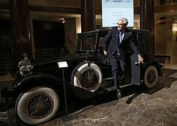 El director del Teatro Real junto a la réplica del Packard Lebaron. / Efe