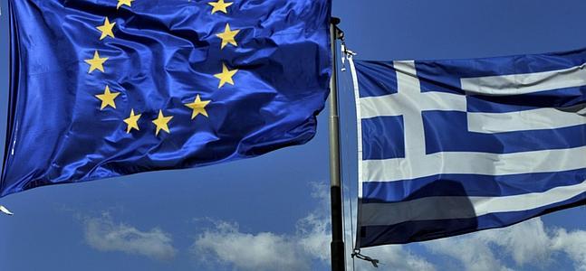 Las banderas de la Unión Europea y de Grecia, ondeando. / Archivo