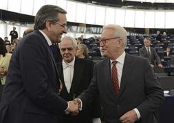 El presidente del grupo Alianza Progresiva de Socialistas y Demócratas del Parlamento Europeo, el austriaco Hannes Swoboda (dcha). / Efe