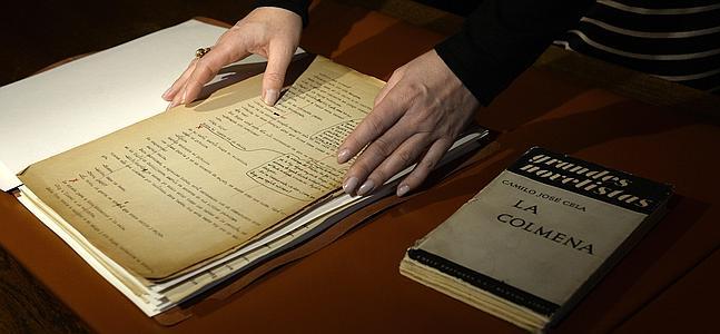 Una mujer muestra el manuscrito inédito de 'La colmena'. / Afp
