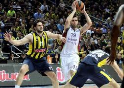 Fernando San Emeterio trata de anotar. / Efe