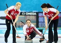 Equipo ruso femenino de curling en plena acción. / Afp