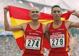 Pentinel (i) posa con la bandera nacional junto a Martín Berlanas (d). / Gero Breloer (Efe)