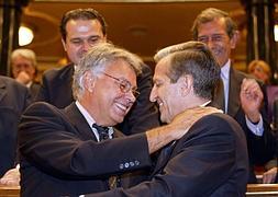 El abrazo de Suárez y González. / C. Barroso