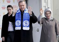 El presidente Erdogan y su mujer Emine, durante un mitin de la campaña electoral, el pasado 29 de marzo. / EPA