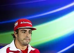 Fernando Alonso, con gesto de decepción. / REUTERS