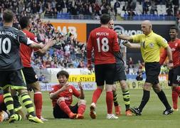 Webb (d) se dirige a los jugadores durante un partido de la 'Premier League'. / Rebecca Naden (Reuters)