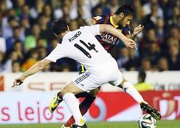 Xabi Alonso trata de robarle un balón a Neymar. / Albert Gea (Reuters).