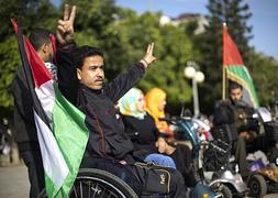 Palestinos celebran el acuerdo para formar un gobierno de unidad el miércoles. / Afp