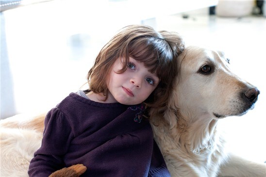 Una niña con su mascota.