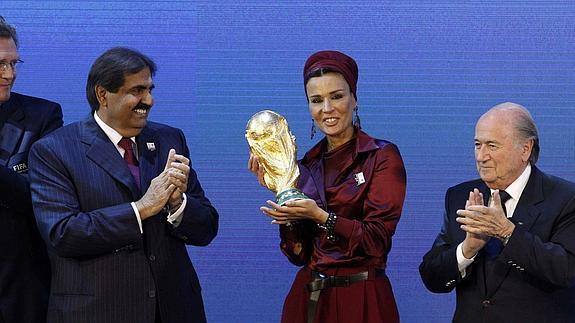 Moza bint Nasser Al Missned, esposa del emir de Catar, posa junto al presidente de la FIFA, Joseph Blatter, después de la elección de Catar como sede del Mundial de 2022. 