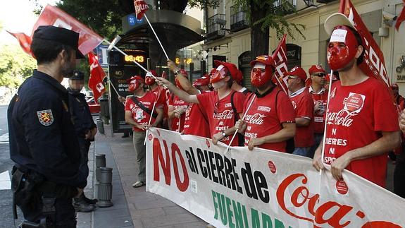 Trabajadores de Coca-Cola, durante una protesta.