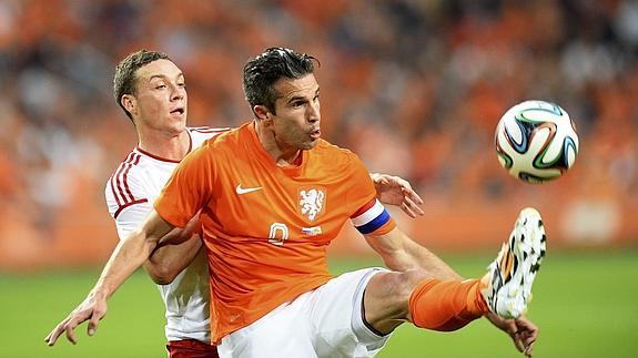 Van Persie controla un balón.