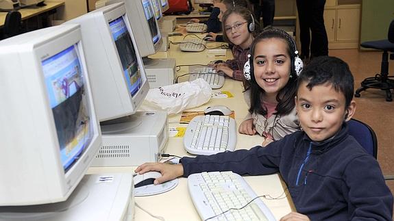 Niños estudian inglés en un colegio.