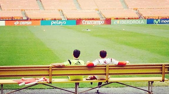 Xavi Hernández, junto a Iker Casillas antes del entrenamiento de la selección en Washington