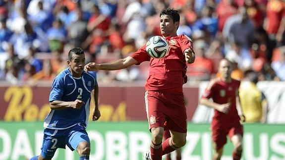 Diego Costa controla un balón 