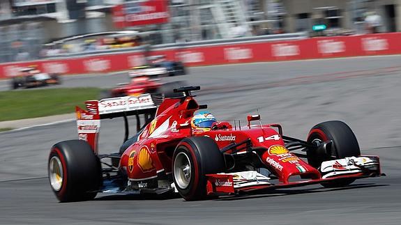 Alonso pilota en Canadá. 