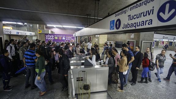 Viajeros entran en una estación de Sao Paulo. 