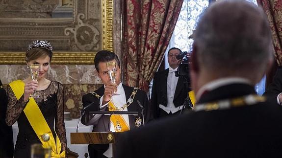 Peña Nieto y Doña Letizia, durante el brindis