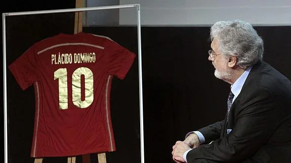 Plácido Domingo contempla una camista de la selección con su nombre.