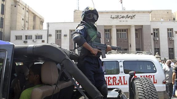 Policías inspeccionan la zona tras la explosión de un artefacto casero cerca de un tribunal en el distrito de Heliopolis. 