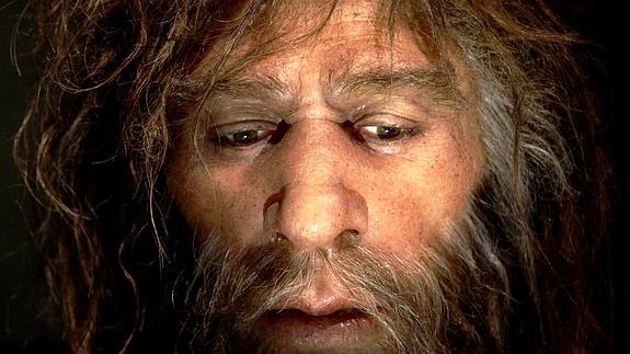 Reproducción hiperrrealista de un hombre de Neanderthal 