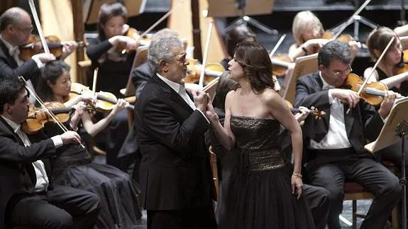 Plácido Domingo y la soprano puertorriqueña Ana María Martínez (d), junto a la Orquesta Titular del Teatro Real
