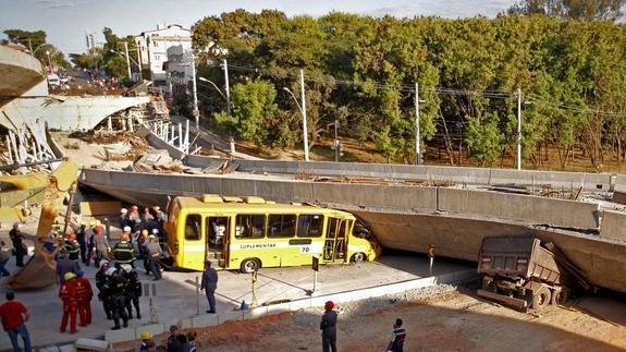 El puente se ha desplomado sobre un autobús