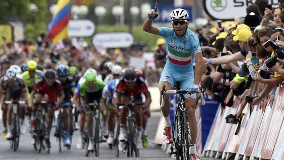 Nibali celebra su triunfo en Sheffield. 