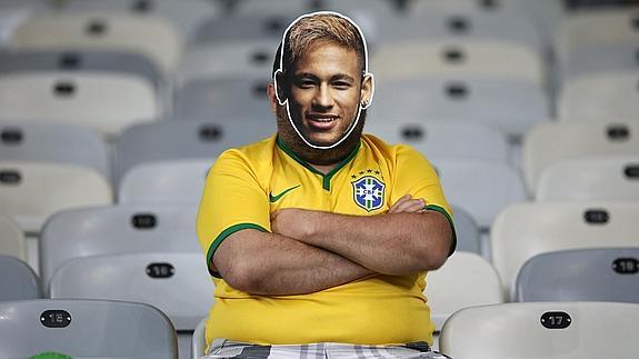 Un aficionado brasileño con la careta de Neymar, en la grada tras la eliminación de Brasil. 