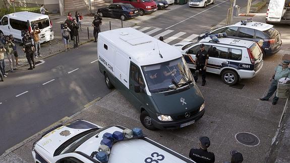 Los padres de Asunta a su llegada a la vista. 