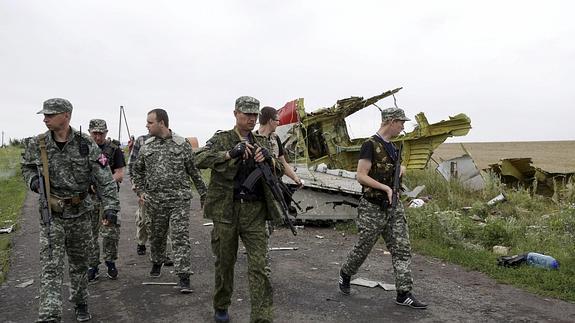 Militares junto a los restos del avión. 