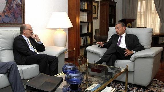 Paulino Rivero (d) y Antonio Brufau (i), durante la reunión que han mantenido en Madrid 