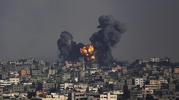 Una columna de humo y fuego se eleva sobre el barrio de Al Shejaeiya en la ciudad de Gaza