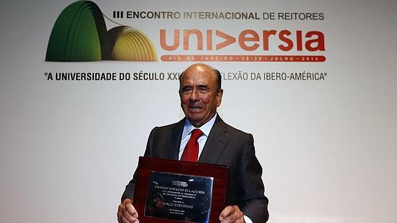El presidente del Banco Santander, Emilio Botín, posa tras recibir el premio Ignacio Ellacuría de la Asociación Universitaria Iberoamericana de Posgrados.
