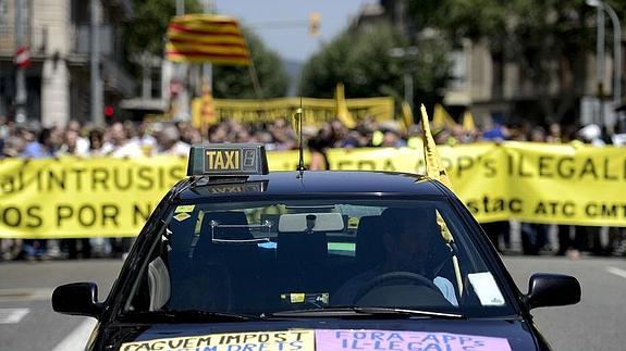 Taxistas se manifiestan contra Uber en Barcelona. 