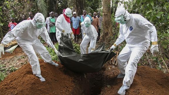 Enfermeros liberianos trasladan el cuerpo de una víctima del virus Ébola.
