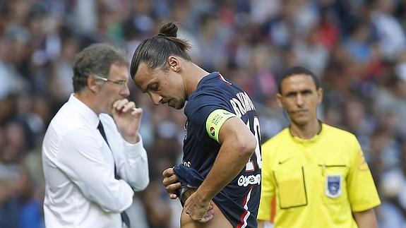 Ibrahimovic se retira lesionado. 