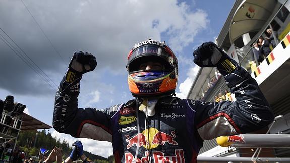 Ricciardo pesca otra victoria en el río revuelto de Mercedes