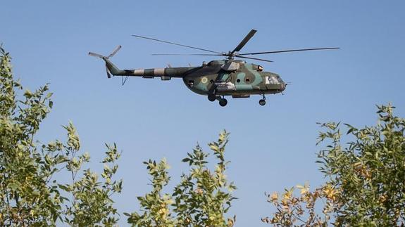 Un helicóptero ucraniano patrulla en Slaviansk