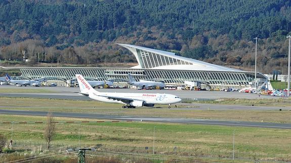 Avion Airbus 330 de Air Europa aterriza en el aeropuerto de Loiu 