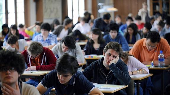 Estudiantes franceses durante un examen.