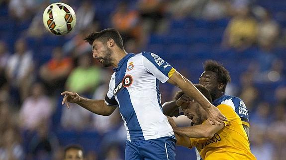 Álvaro González cabecea. 