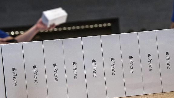 Varios teléfonos puestos a la venta en una tienda de Berlín.