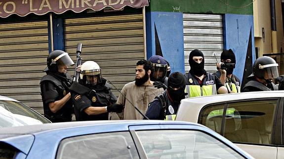 Agentes de la Policía junto al español detenido en Melilla.